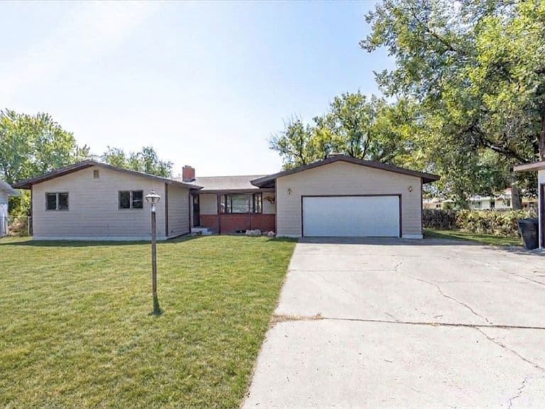 1621 Augsburg Dr photo 2