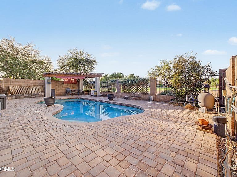1096 E GRAHAM Lane photo 2