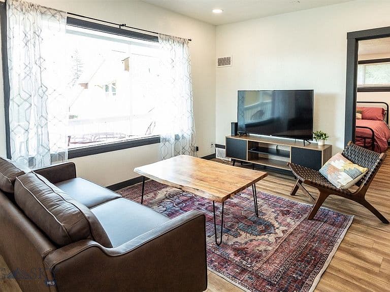 1115 W Broadway St photo 2
