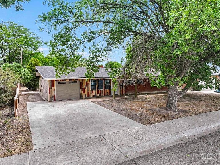 2221 Conant Dr photo 3