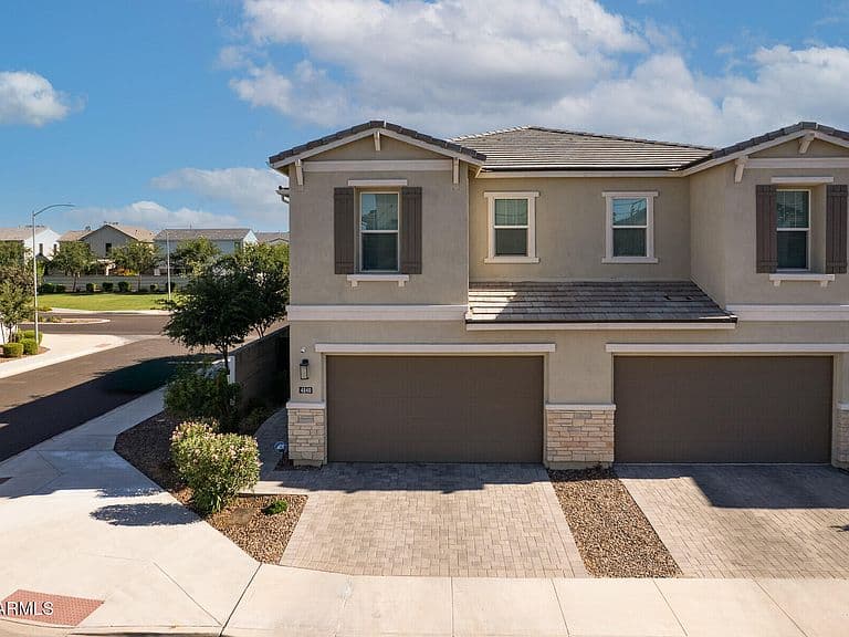 4840 E VILLAGE Drive photo 1