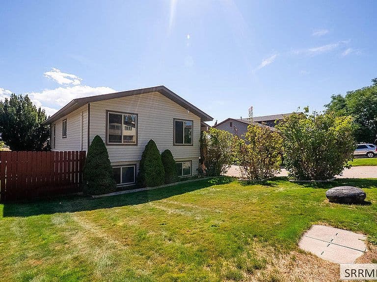1637 Glacier St photo 3