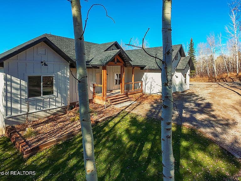 541 Spruce Dr photo 2