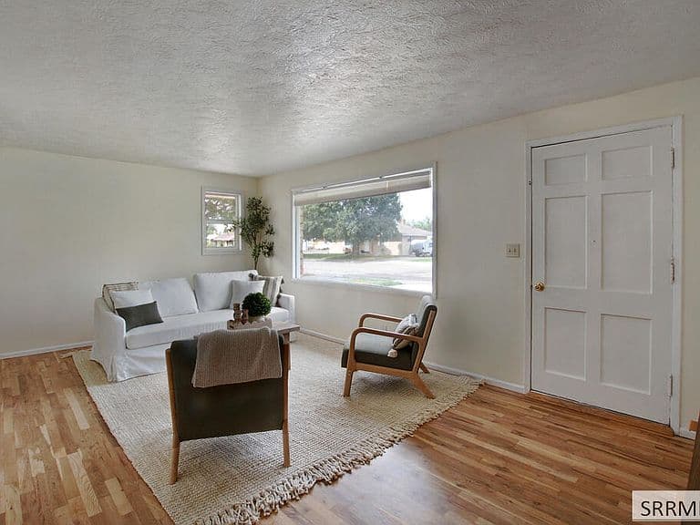 1145 Cathryn Ave photo 3