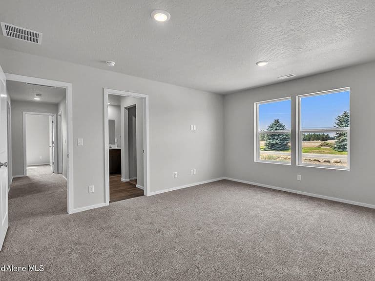 2755 N Vega St photo 5