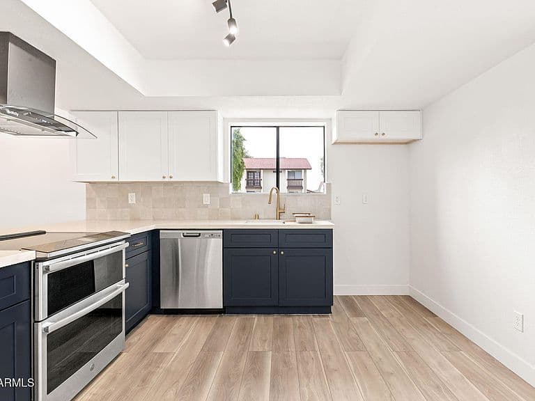 2832 E WALTANN Lane #1 photo 4