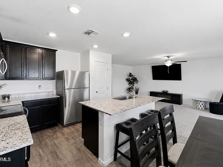 232 S OAK Street photo 1