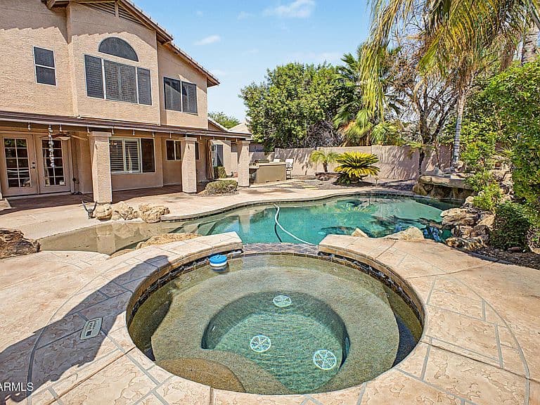 5615 W TONOPAH Drive photo 1