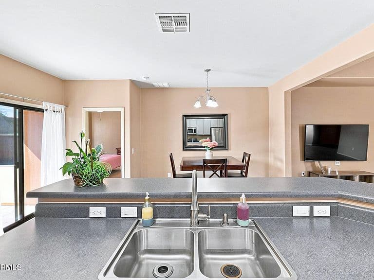 1014 PRESTON Street photo 3
