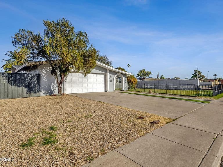 2106 W 8th Ave photo 2