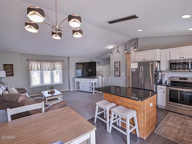 5583 Madison Cir photo 2