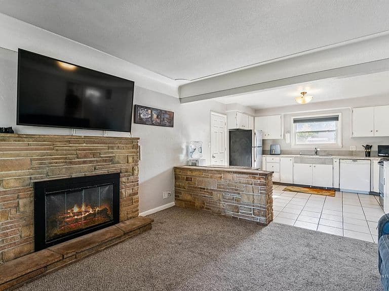 424 Meyer Ave photo 3