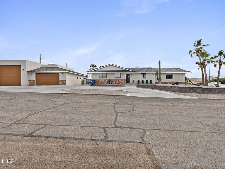 2060 Cabana Dr photo 2
