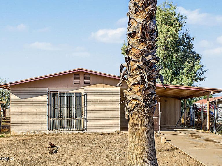 1138 W APACHE Street photo 3