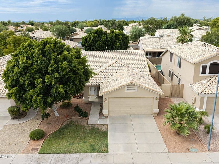 7439 W LOUISE Drive photo 4
