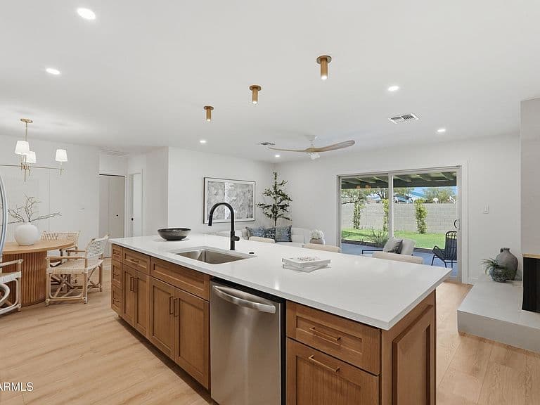1318 E LA JOLLA Drive photo 5