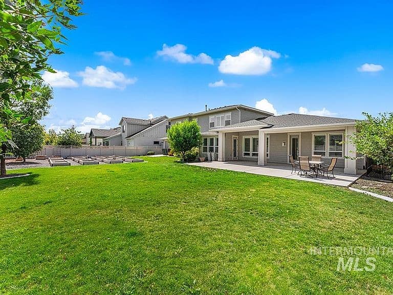 5552 N Asissi Ave photo 2