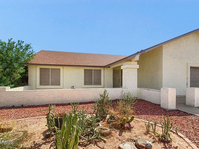 8231 W CORRINE Drive photo 2