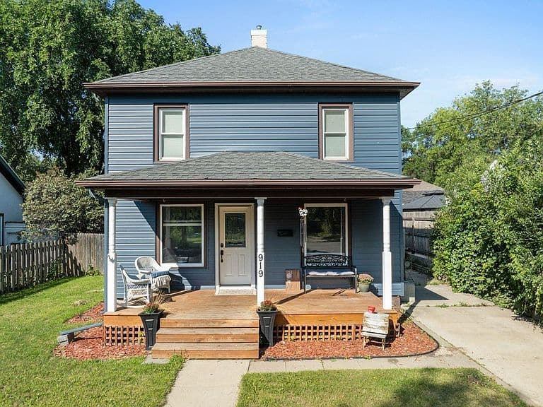 919 Main St N photo 1