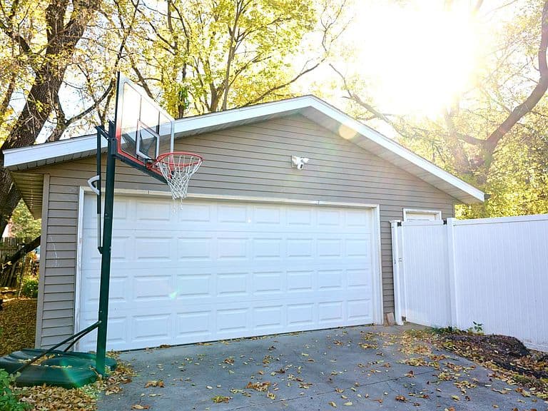 610 University Dr S photo 3