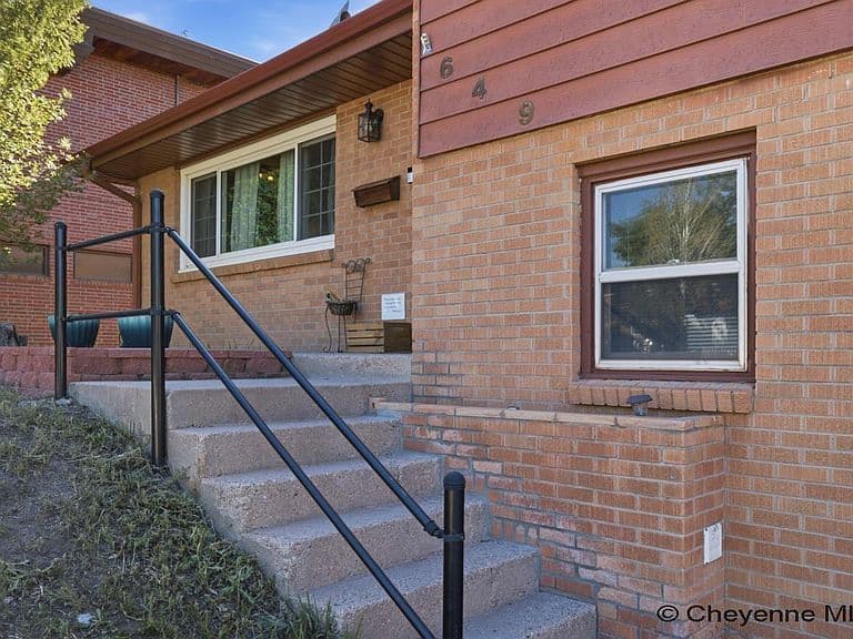 649 Vista Ln photo 3