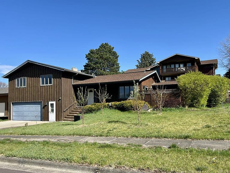 702 W Bridgeview Ave photo 2