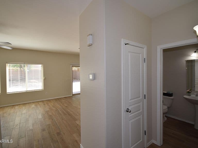 1079 E COUNTRY CROSSING Way photo 4