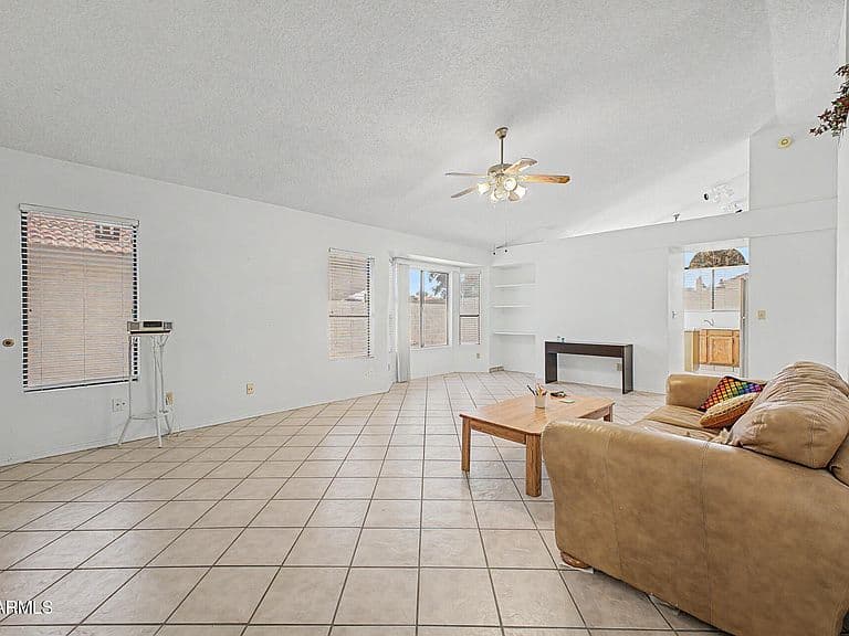 1031 W SUNWARD Drive photo 3