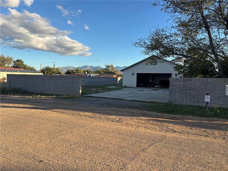 3120 E McVicar Avenue photo 1