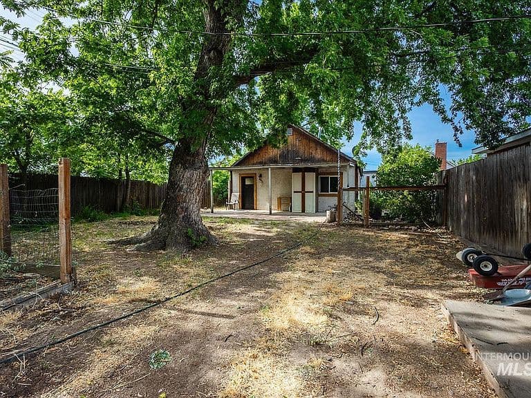 1021 W Chamberlin St photo 2
