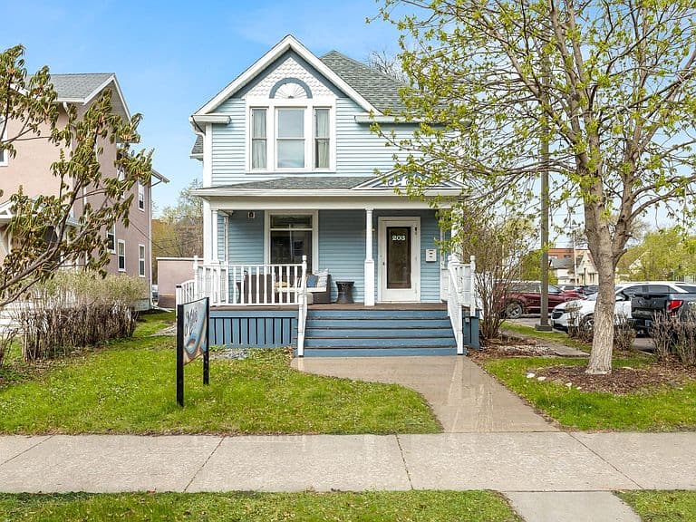 203 8th St S photo 2