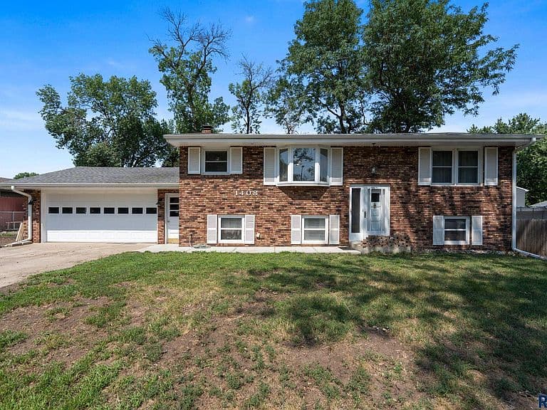 1408 E Sylvan Cir photo 1