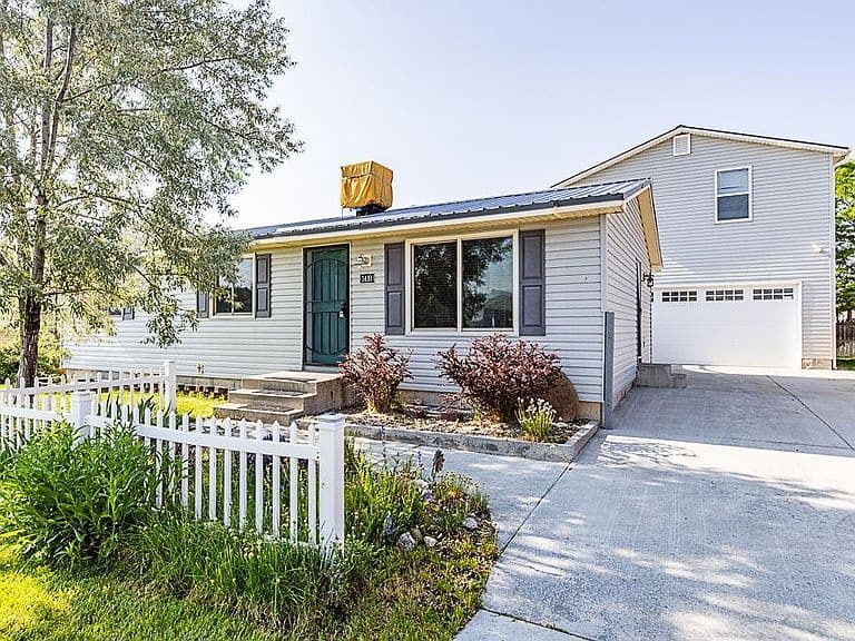1410 N Riverbend Dr photo 3