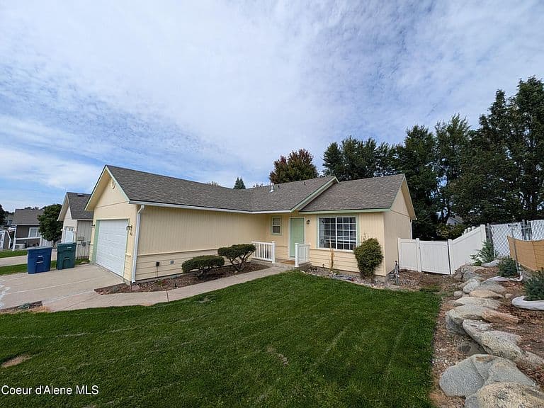 1465 E Stockman Ave photo 2