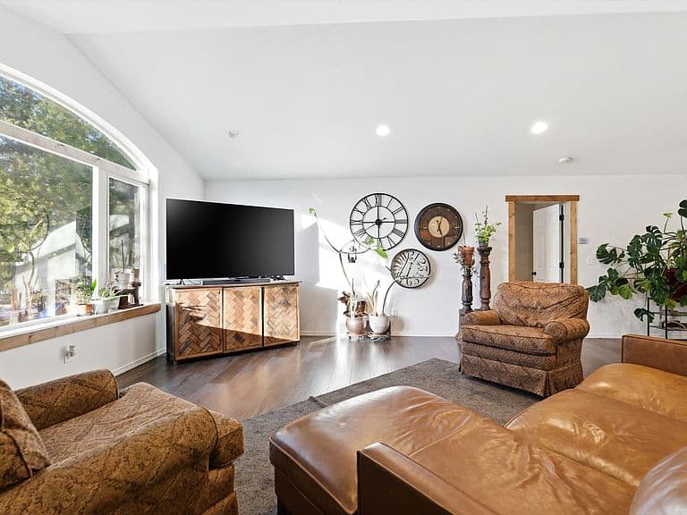 520 Gopher Ln photo 3