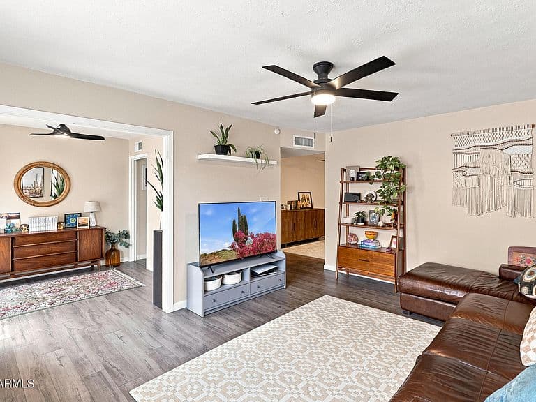 1823 E JAMAICA Avenue photo 3