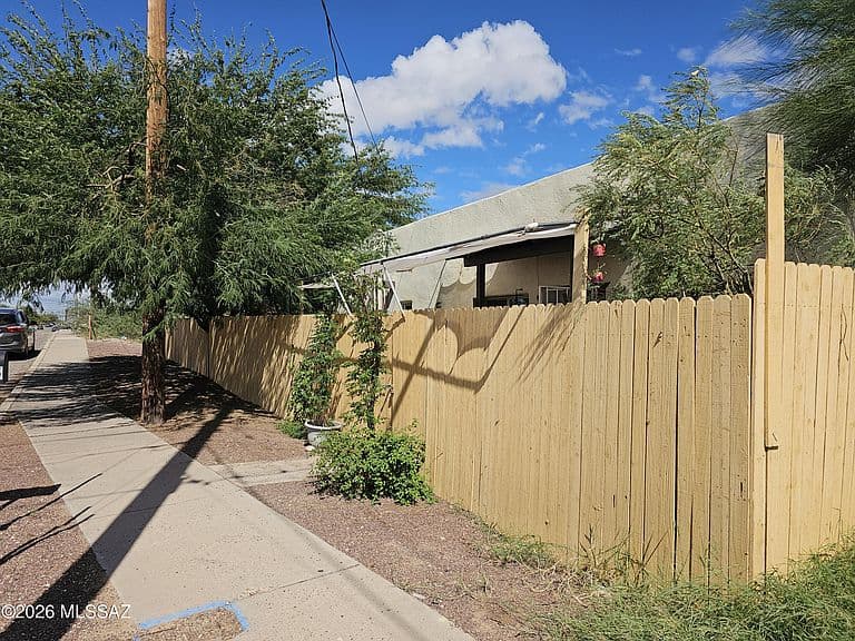 2525 S 8th Ave photo 1
