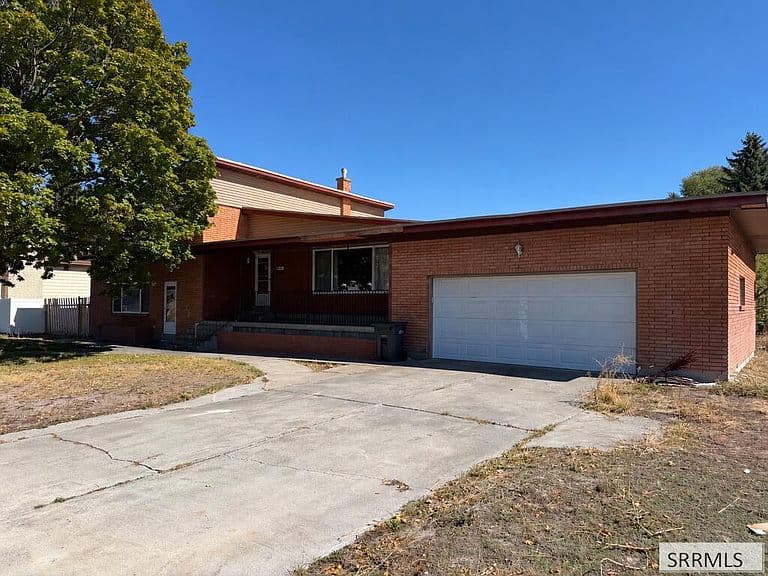 1235 Terry Dr photo 2