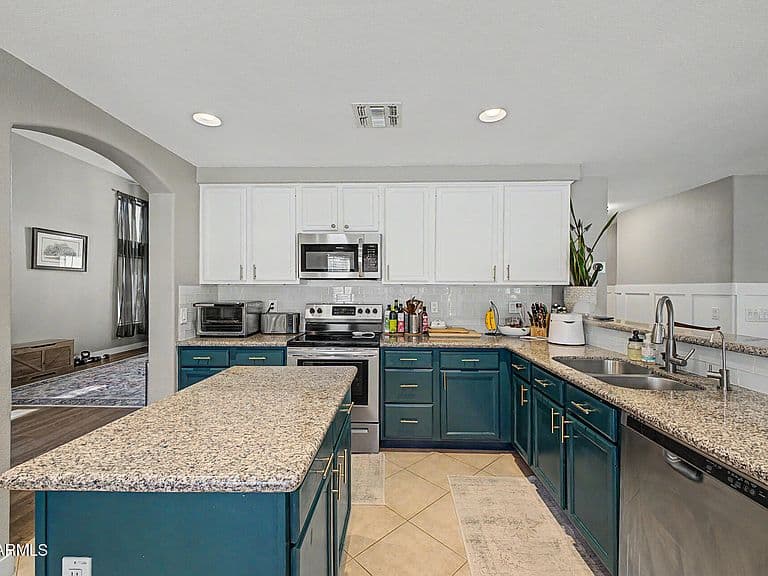 2223 E Torrey Pines Place photo 4