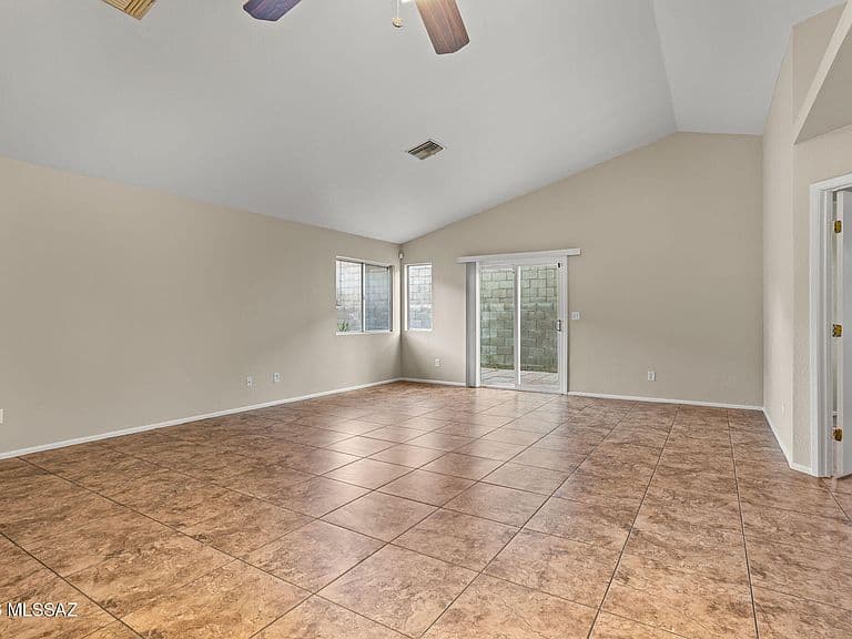2555 W Brogan St photo 5