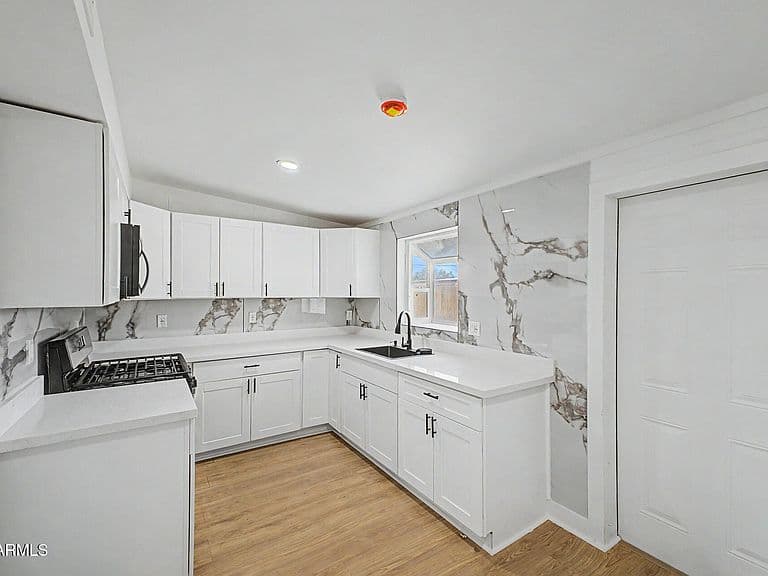 639 W WILSON Avenue photo 1