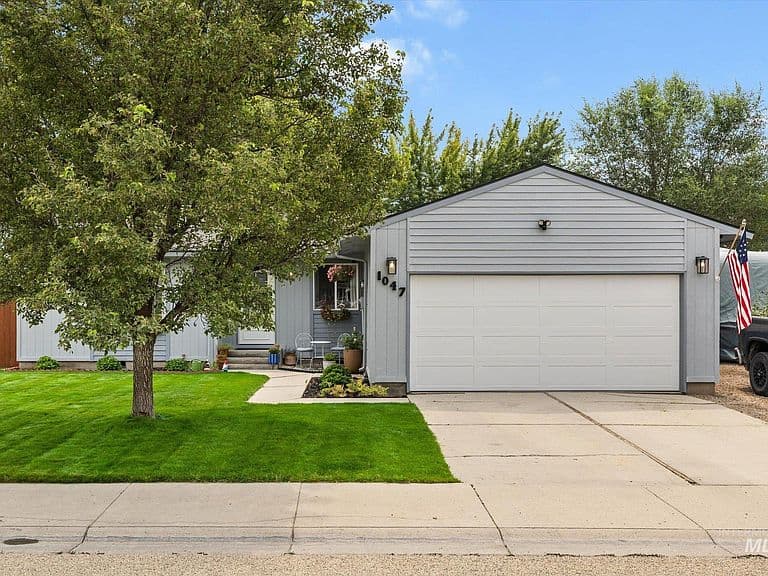 1047 W Chateau Ave photo 1