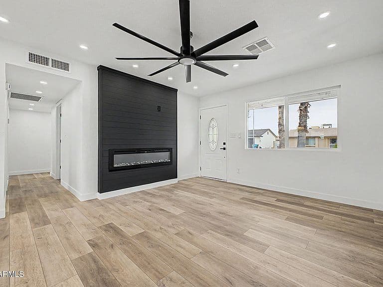 3226 W LIBBY Street photo 4