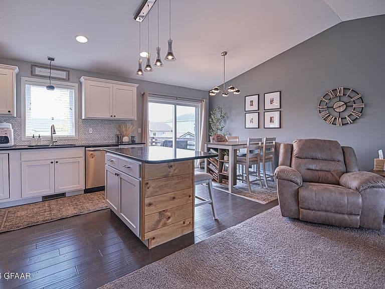 5583 Madison Cir photo 4