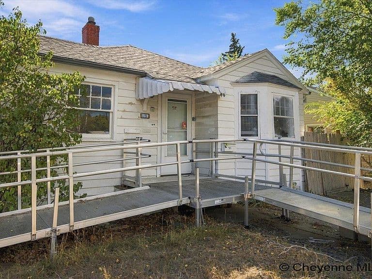 2221 E Pershing Blvd photo 2