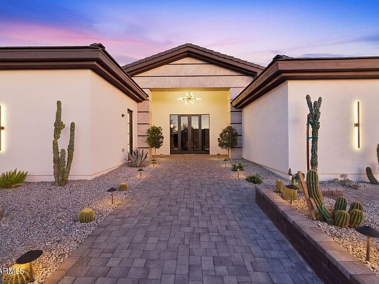 7130 E SADDLEBACK Street #11 photo 2