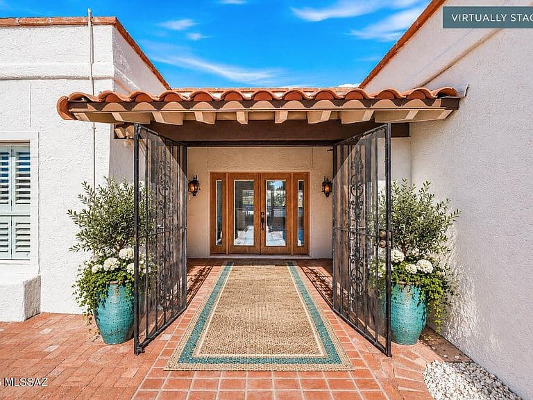 1121 N Abrego Dr photo 4