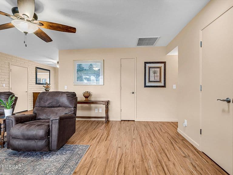 241 E La Espina photo 3