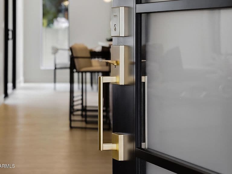 5819 E Redfield Rd photo 2