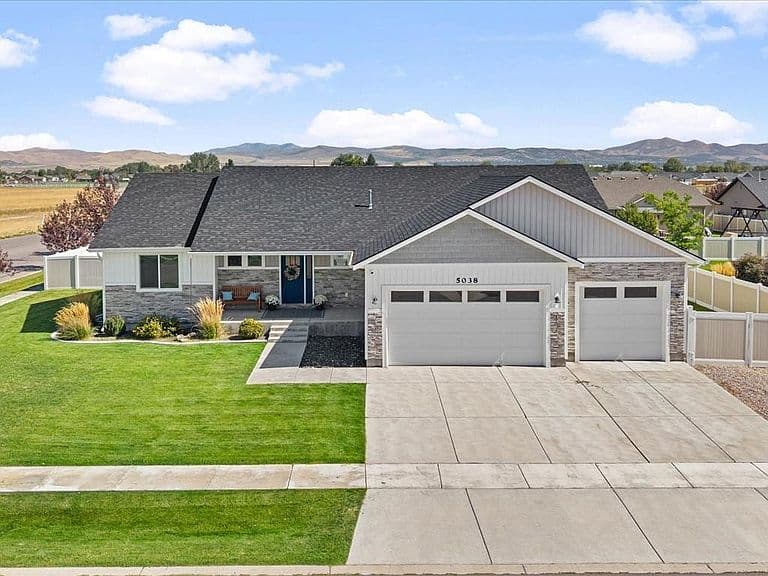 5038 Cassie Dr photo 2